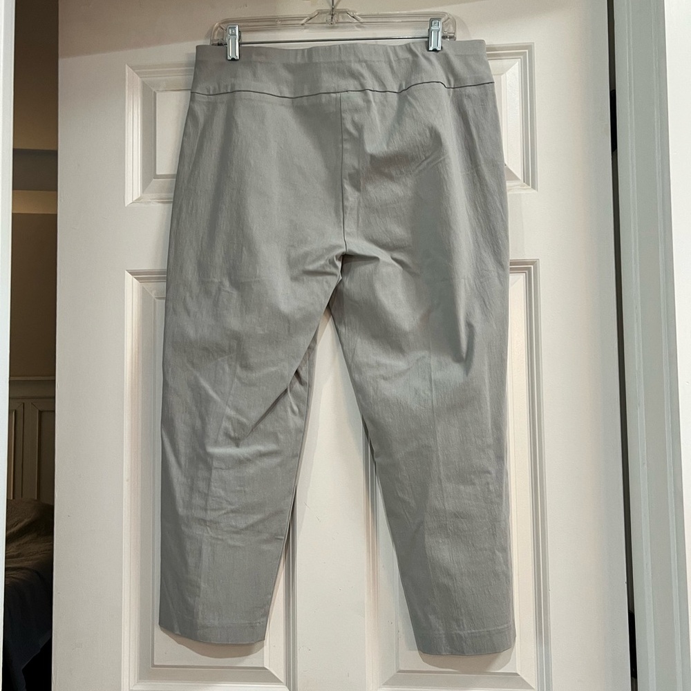 GRAY ALFANI CAPRI PANTS - Picture 2 of 3